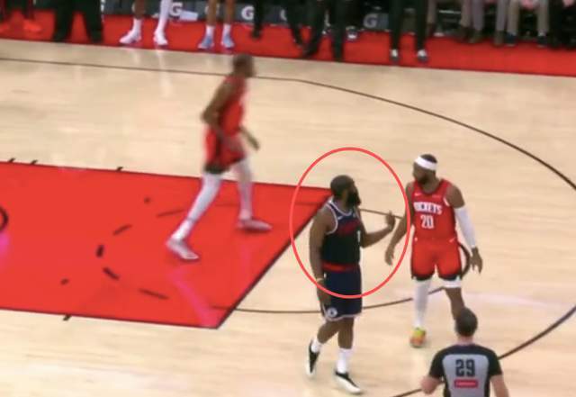 背身不接球被骂惨谁注意他手上的动作凯发K8登录快船最后离谱失误哈登(图4) 背身不接球被骂惨谁注意他手上的动作凯发K8登录快船最后离谱失误哈登(图4)